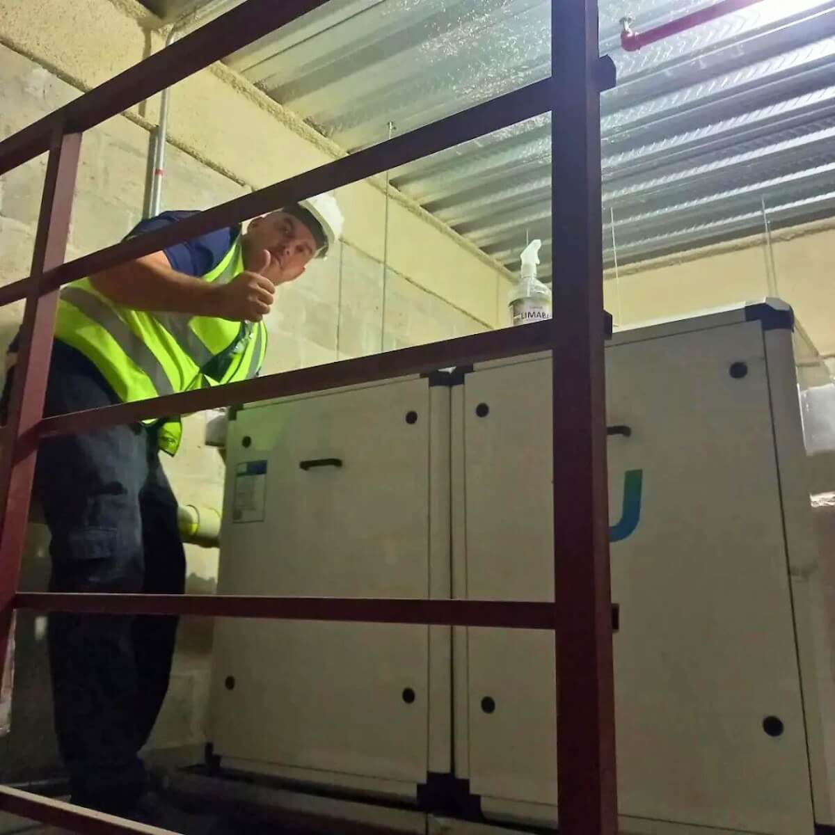 Equiep realizando manutenção de condensadores de prédio em Porto Algre