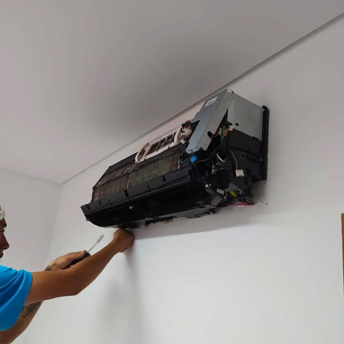 Técnico da Ice Clima em diagnóstico de ar-condicionado