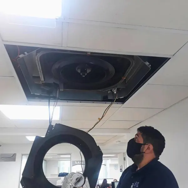 Limpeza e inspeção interna de evaporadora cassete no forro