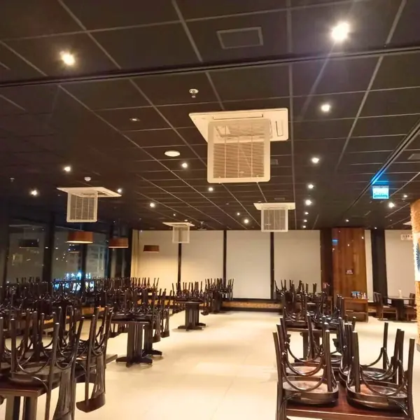 Ambiente comercial com evaporadoras após manutenção – climatização uniforme