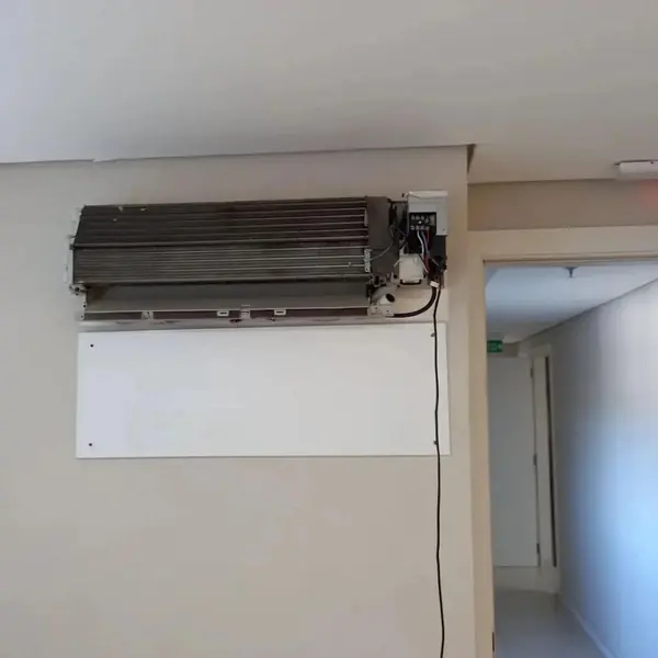 Painel da evaporadora removido para checagem de componentes elétricos