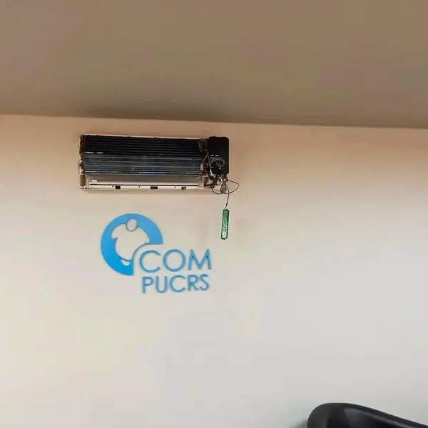 Split hi-wall higienizado e em operação – acabamento final Ice Clima