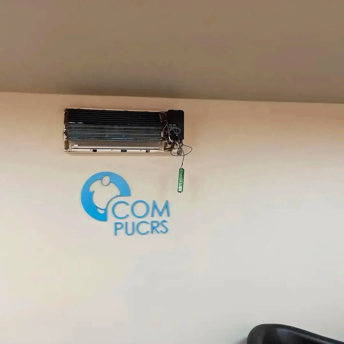 Split hi-wall higienizado e em operação – acabamento final Ice Clima