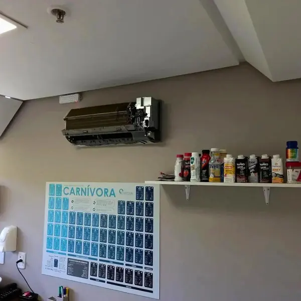 Evaporadora hi-wall aberta para manutenção
