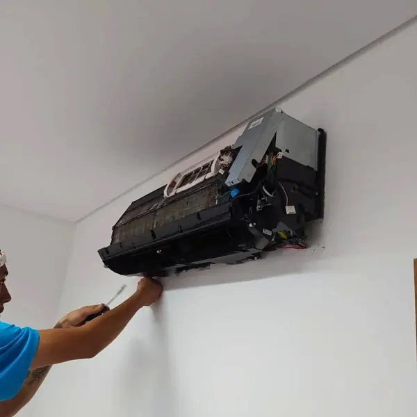 Evaporadora hi-wall com tampa aberta em revisão