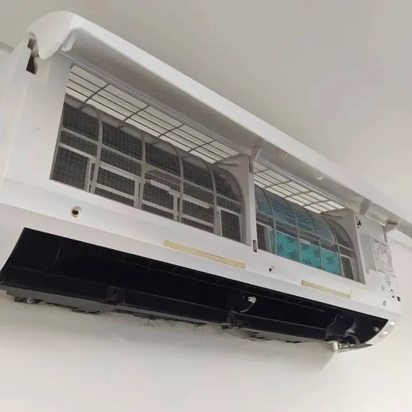 Técnico segurando evaporadora hi-wall para instalação
