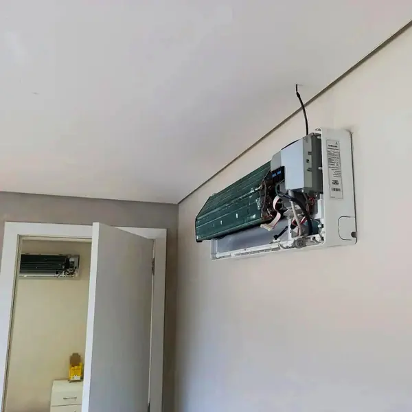 Split hi-wall instalado em parede branca