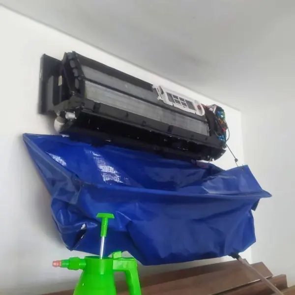Higienização de evaporadora com capa de proteção azul