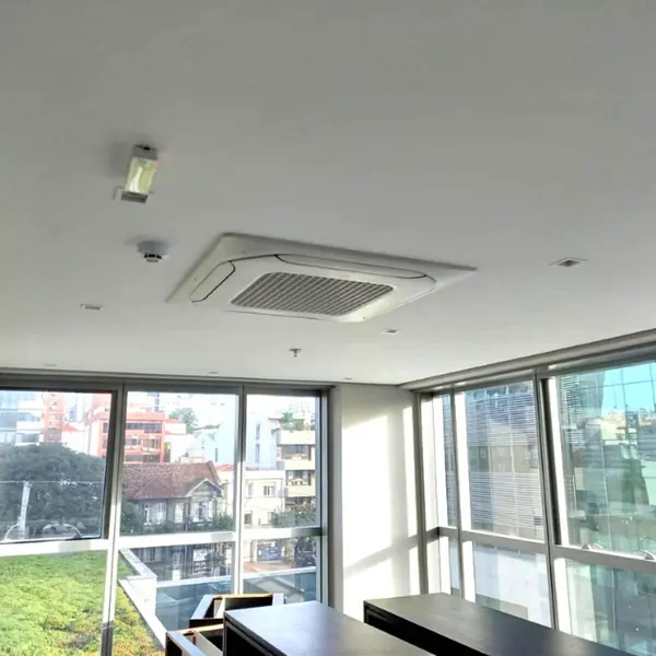 Ar-condicionado cassete embutido no forro de gesso em escritório