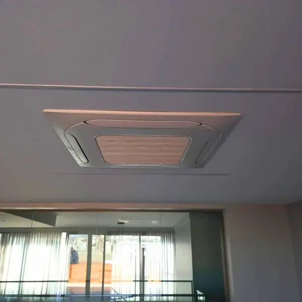 Detalhe de cassete no teto com iluminação embutida