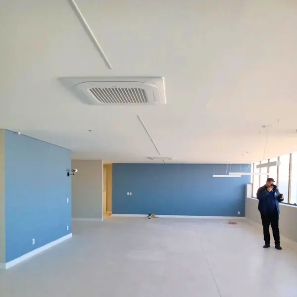 Sala ampla com cassete central no teto