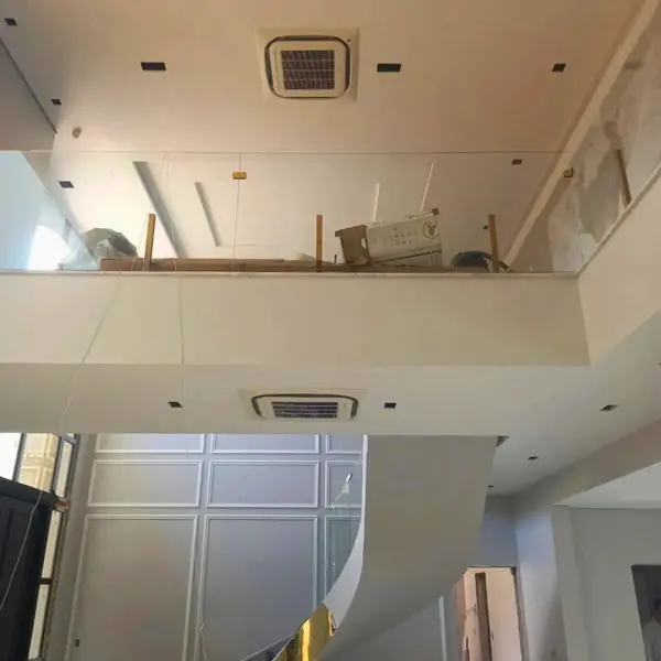 Ambiente corporativo com cassete e forro branco
