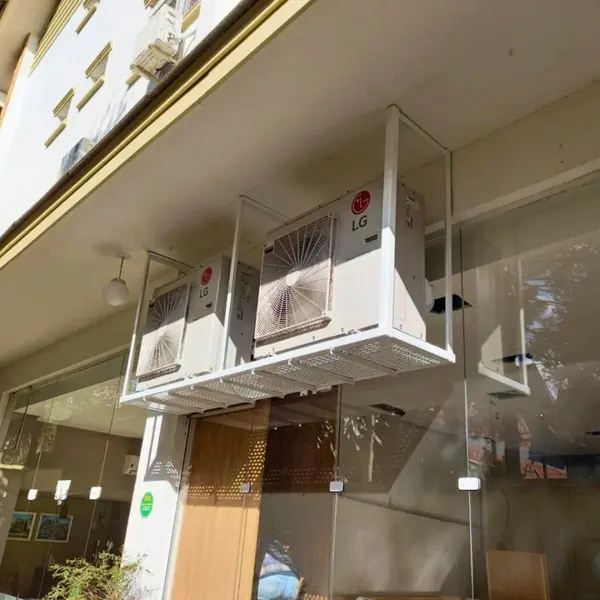 Split hi-wall em loja com prateleiras de produtos