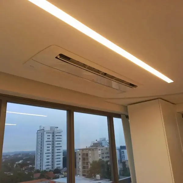 Içamento de condensadora com guindaste em área externa