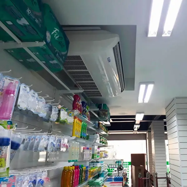 Corredor de loja com evaporadoras ao longo do teto