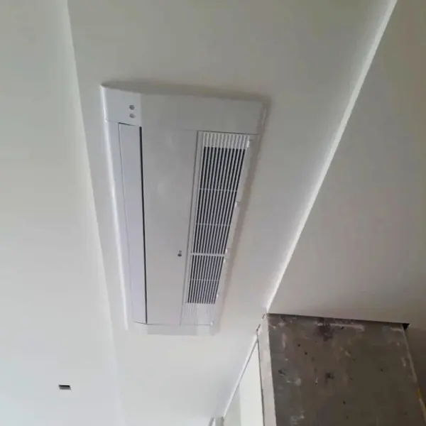 Evaporadora hi-wall aberta durante limpeza