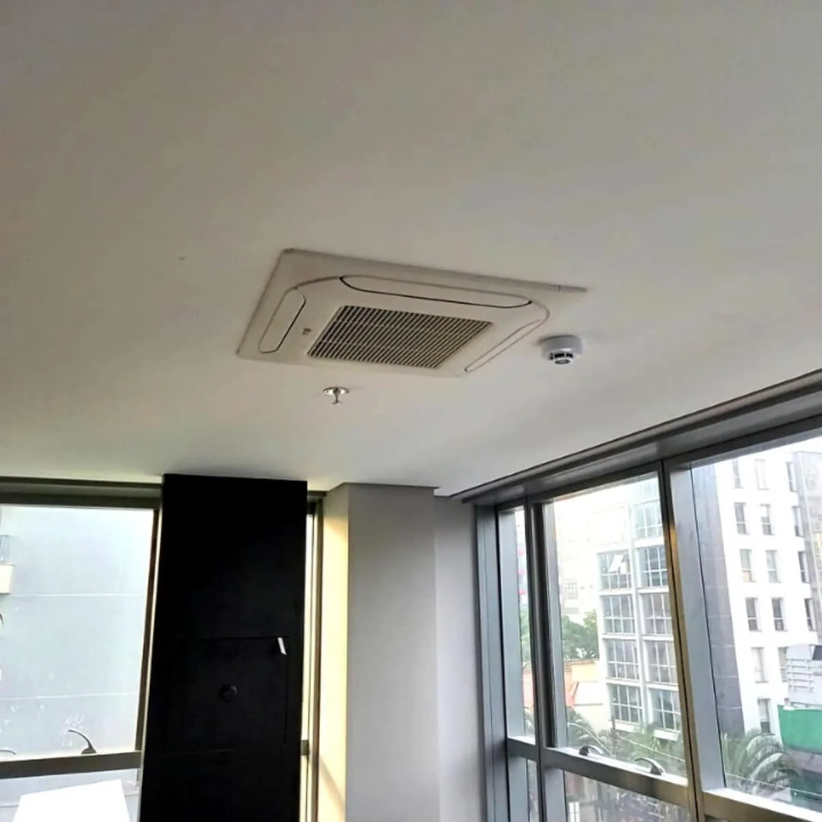 Instalação VRF em Porto Alegre: cassete quadrado em sala com janelas amplas