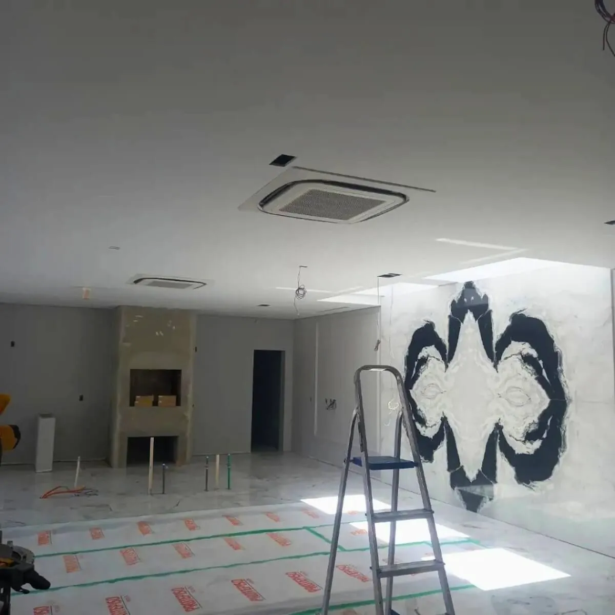 Cassete VRF embutido no forro em ambiente corporativo vazio
