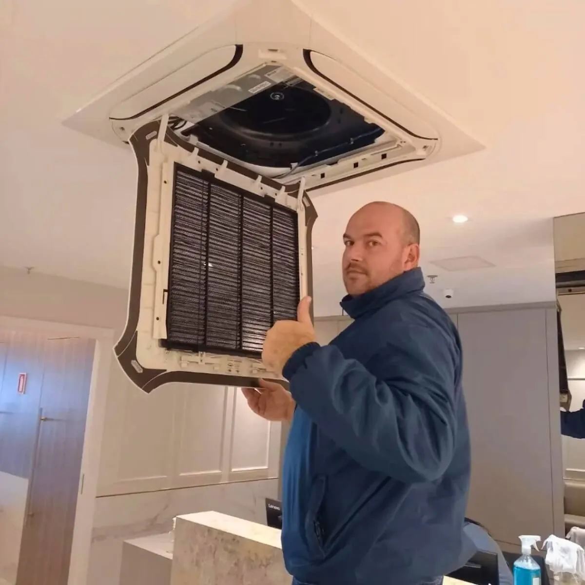 Técnico da Ice Clima durante instalação de unidade interna VRF (cassete)