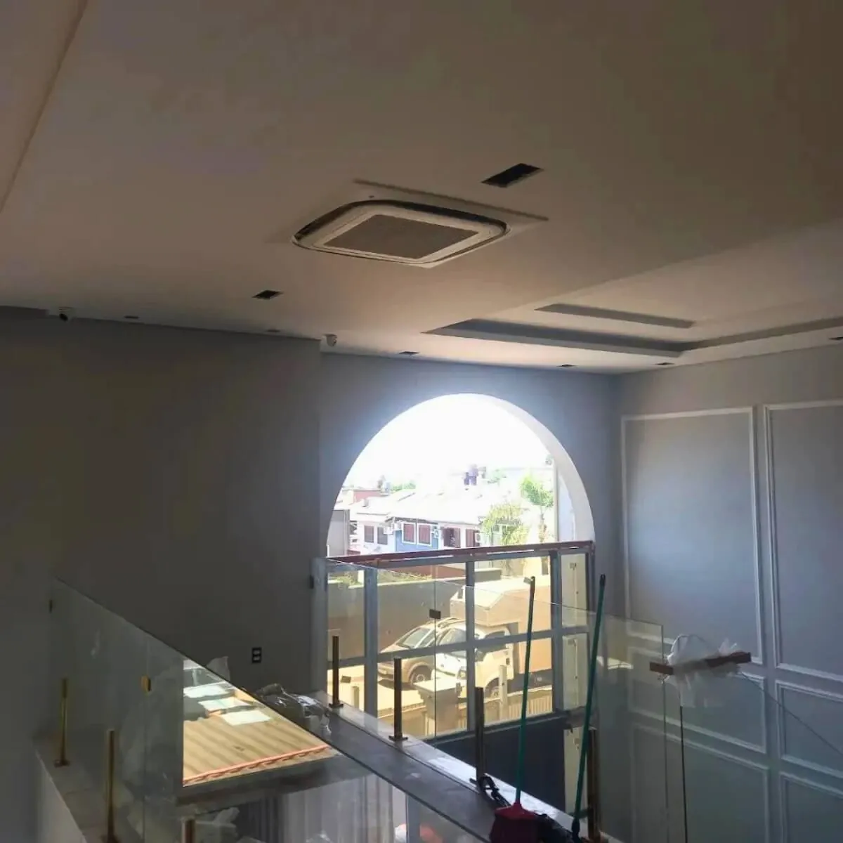 Hall com iluminação cênica e cassete VRF embutido no forro