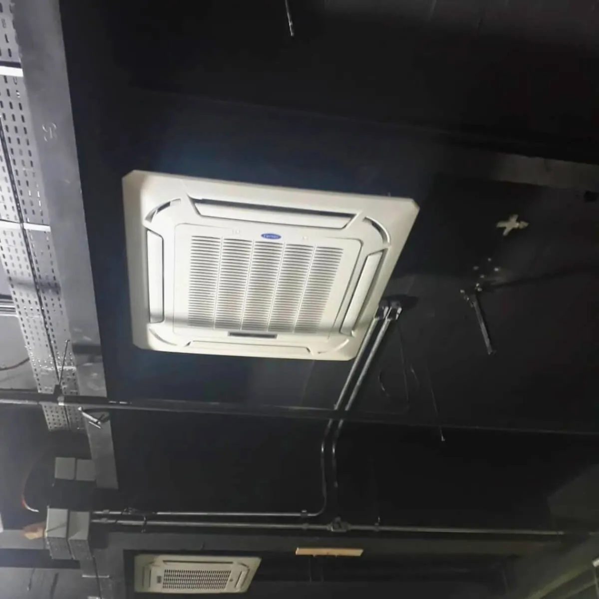 Unidade VRF em casa de máquinas/forro técnico — instalação profissional