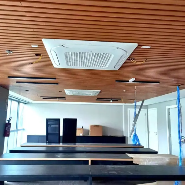 Sala de reuniões com forro de madeira e cassete VRF central