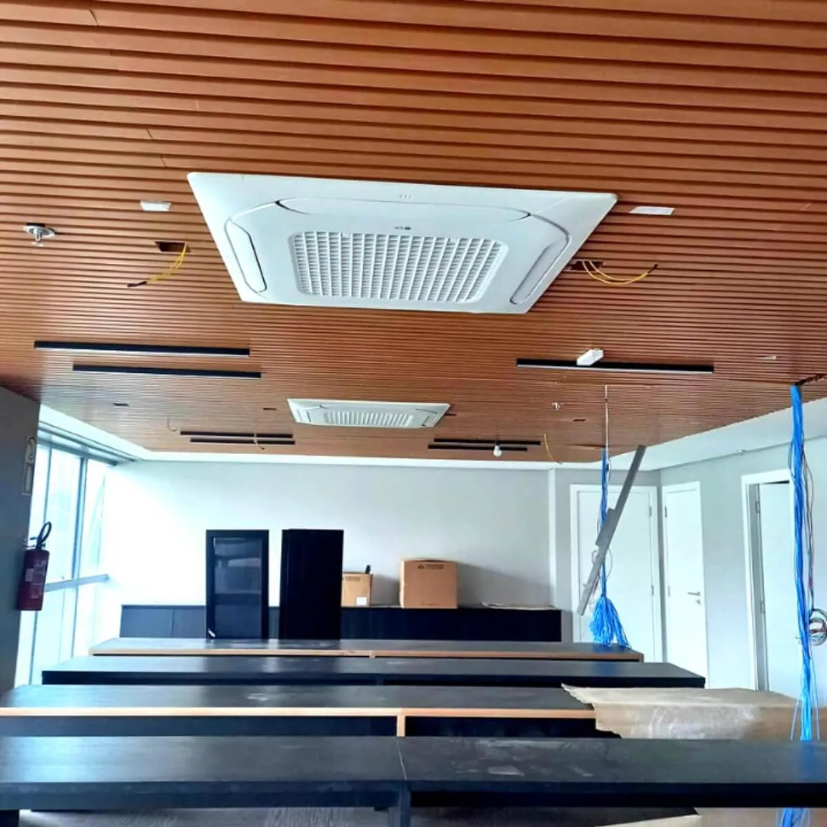 Sala de reuniões com forro de madeira e cassete VRF central