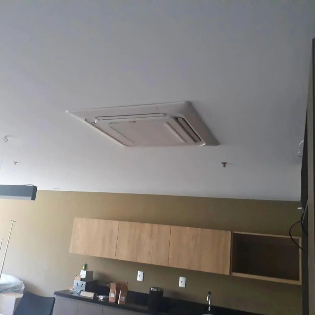 Ambiente corporativo com cassete VRF embutido em rebaixo de gesso