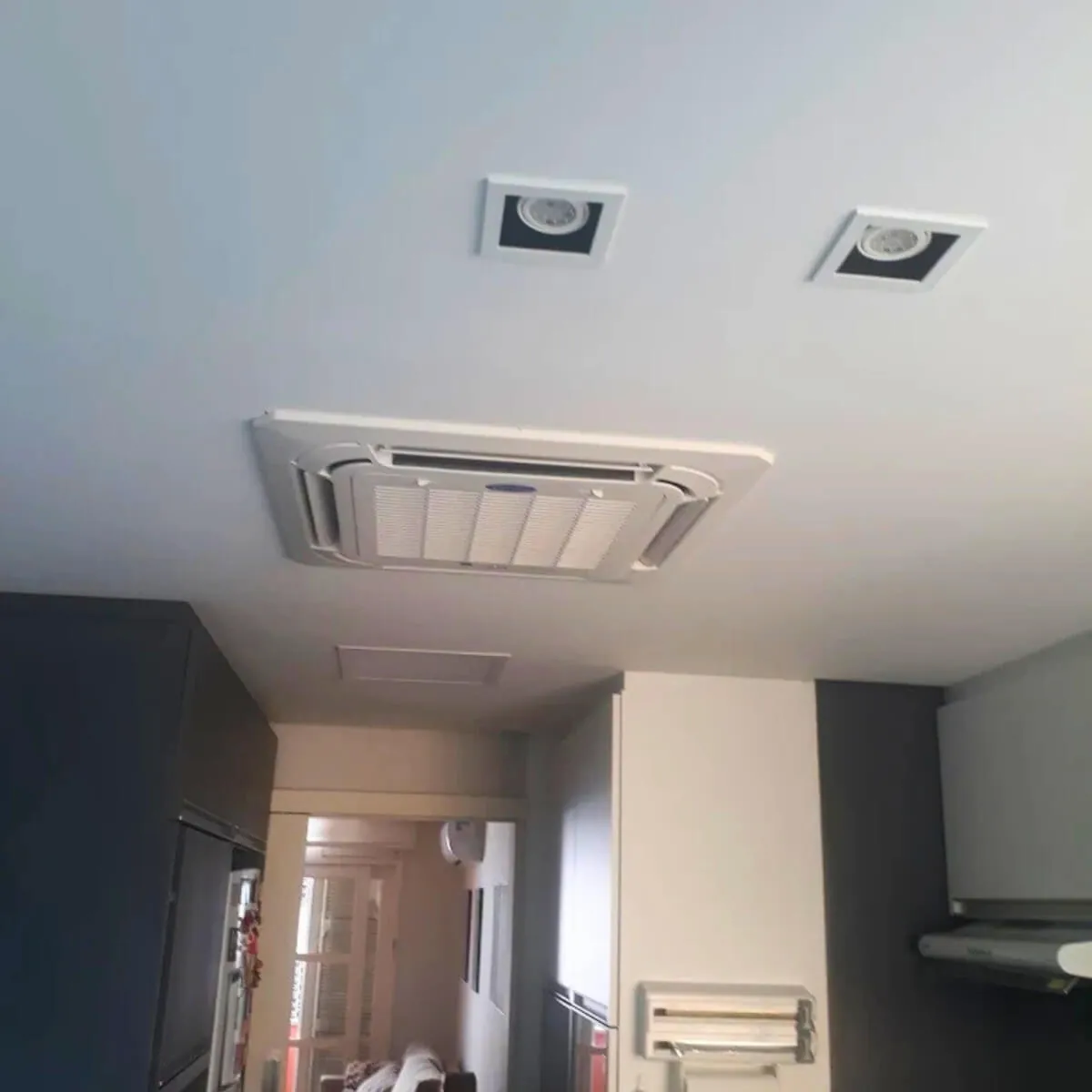 Dois difusores/evaporadoras compactas do sistema VRF no teto