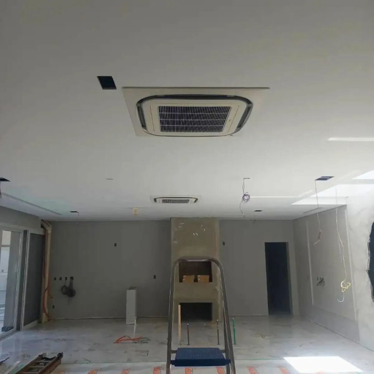 Cassete VRF retangular instalado em área de apoio/escritório