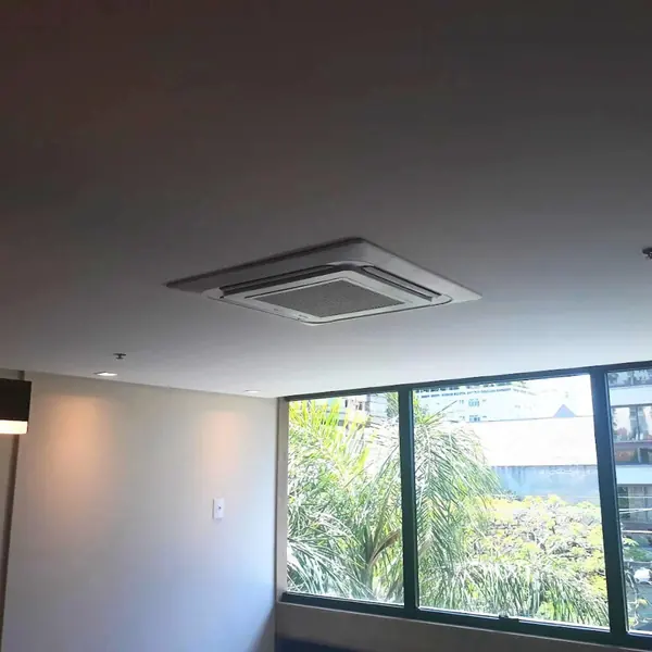 Cassete VRF próximo à fachada envidraçada com vista externa