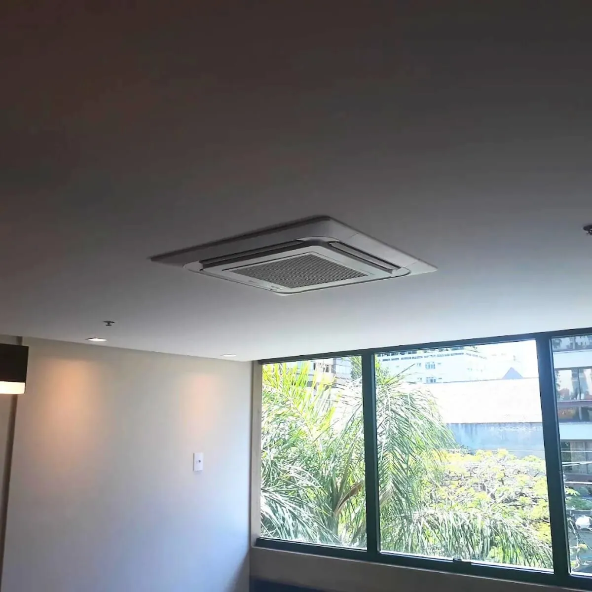 Cassete VRF próximo à fachada envidraçada com vista externa