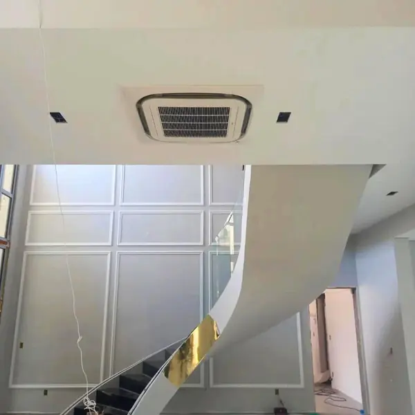 Cassete VRF em forro modular branco com luminárias embutidas