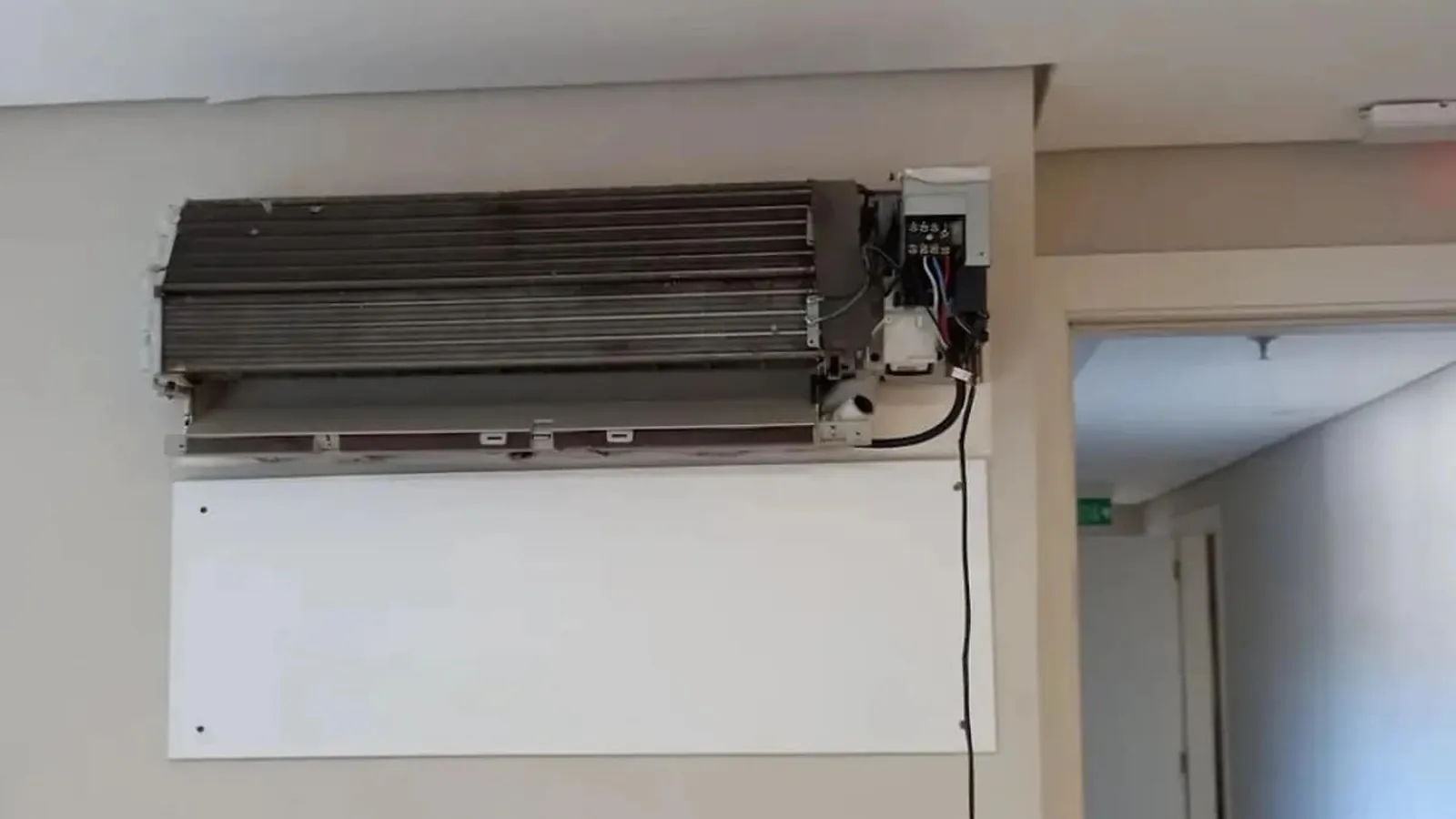 Painel da evaporadora removido para checagem de componentes elétricos
