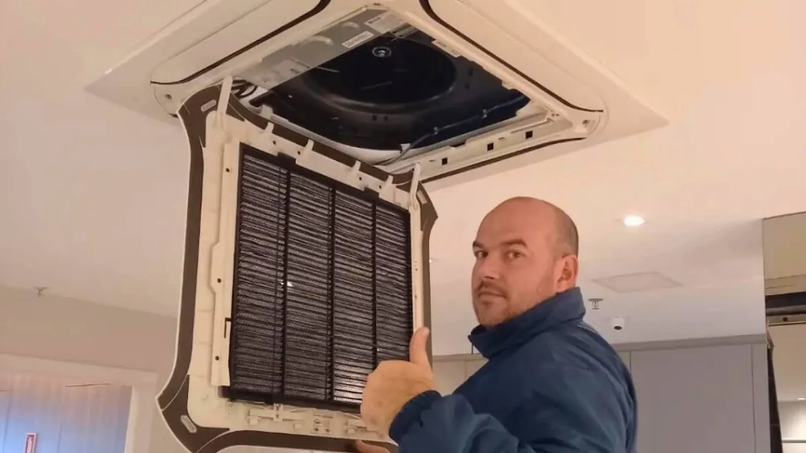 Técnico da Ice Clima durante instalação de unidade interna VRF (cassete)
